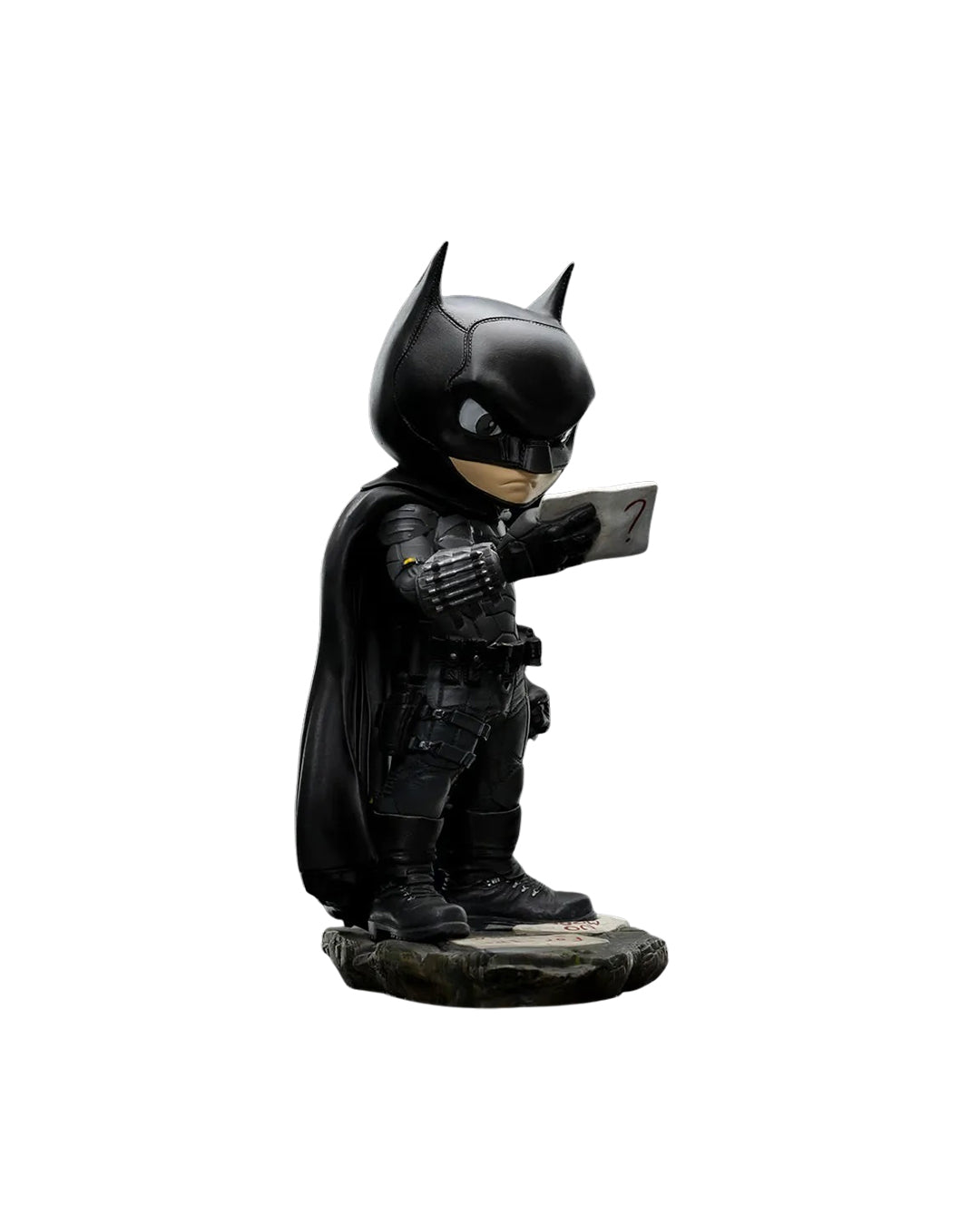 Estatua MiniCo de Batman: figura estilizada del Caballero Oscuro en su traje táctico negro, con capa y máscara, sosteniendo una pista en la mano. Base con papeles y pistas, representando su faceta de detective. Pintada a mano, fabricada en PVC.