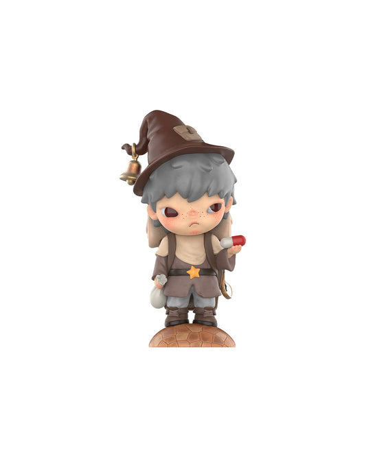 Figura coleccionable Pop Mart Hirono x Le Petit Prince – The Merchant, personaje con sombrero puntiagudo y mochila, estilo arte de autor