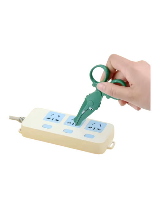 Tijeras para niños escolares sin cortes, diseño seguro color verde, disponibles en figuraschile.cl