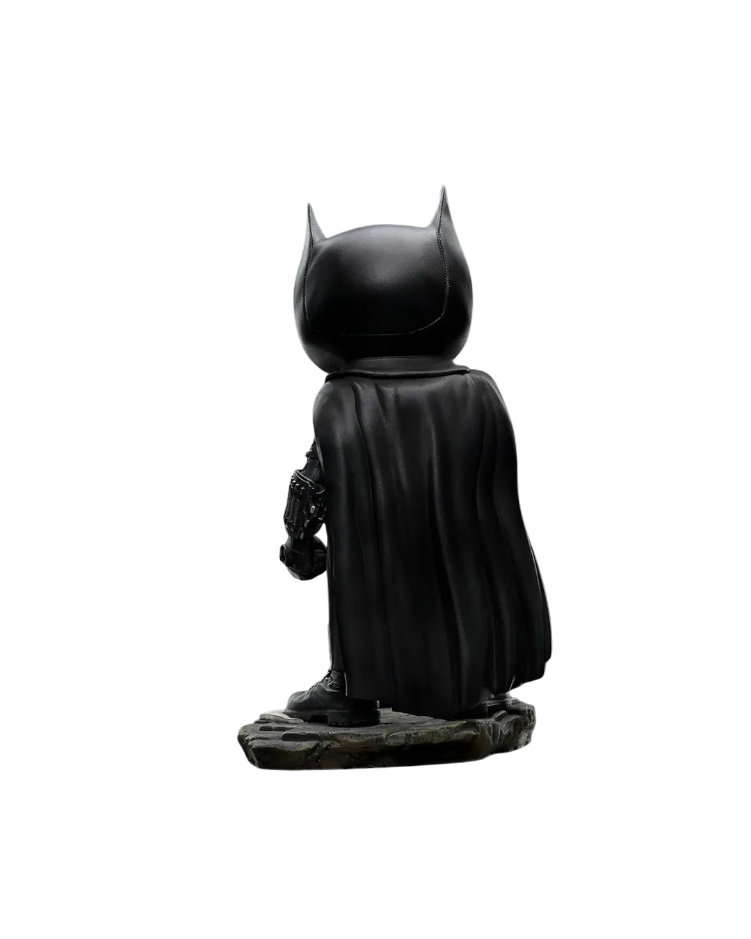 Estatua MiniCo de Batman: figura estilizada del Caballero Oscuro en su traje táctico negro, con capa y máscara, sosteniendo una pista en la mano. Base con papeles y pistas, representando su faceta de detective. Pintada a mano, fabricada en PVC.