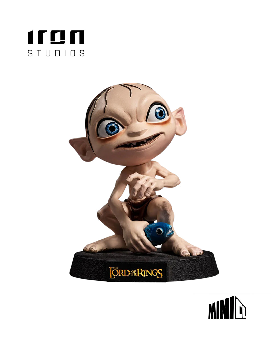 Figura de Gollum en PVC, estilo caricaturesco, con ojos grandes y expresión traviesa. Está sentado sobre una base negra con el nombre 'Gollum' en letras doradas. Escala MiniCo (9 cm de altura), pintada a mano, ideal para fanáticos de El Señor de los Anillos.