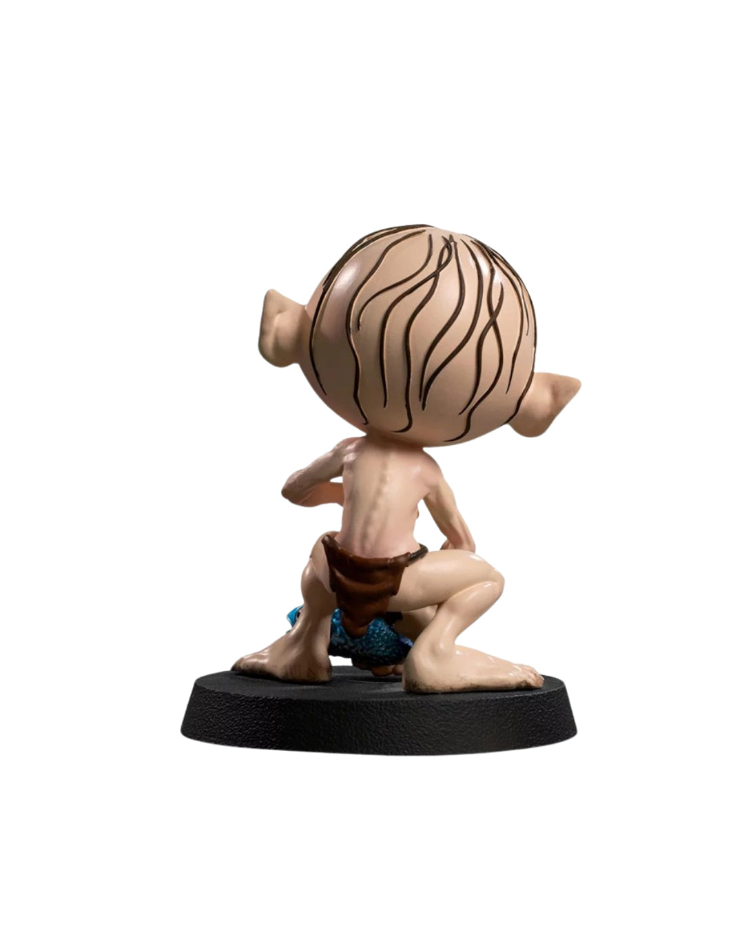 Figura de Gollum en PVC, estilo caricaturesco, con ojos grandes y expresión traviesa. Está sentado sobre una base negra con el nombre 'Gollum' en letras doradas. Escala MiniCo (9 cm de altura), pintada a mano, ideal para fanáticos de El Señor de los Anillos.